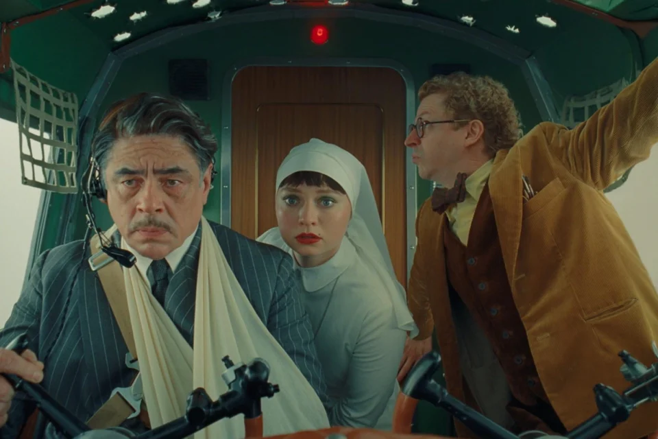 Filme de Wes Anderson com Benicio Del Toro deixa o público dividido entre encanto e exaustão estilística, no Prime Video