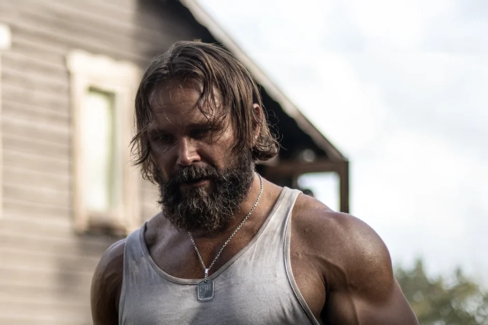 Filme de ação inspirado em Rambo, no Prime Video, vai deixar seu fim de ano mais eletrizante