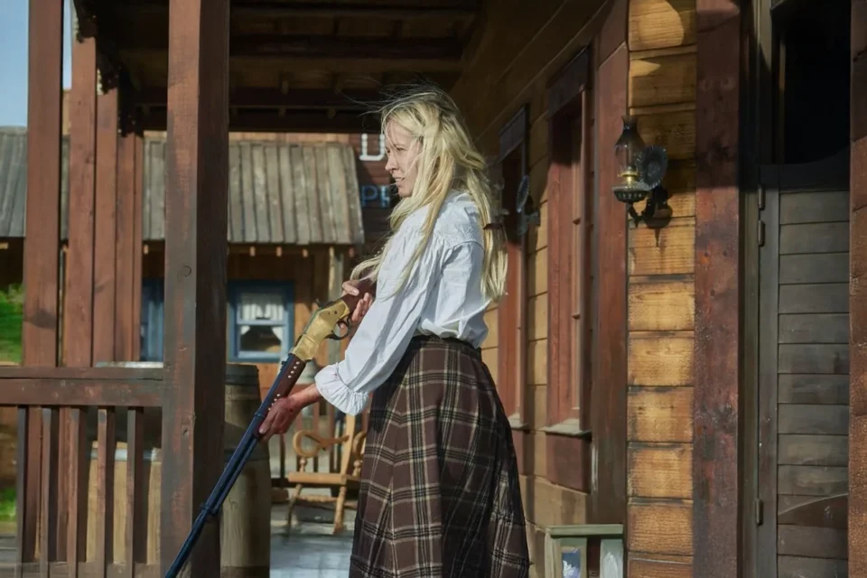 Gabriel Byrne e Thomas Jane se unem para entregar faroeste imperdível no Prime Video