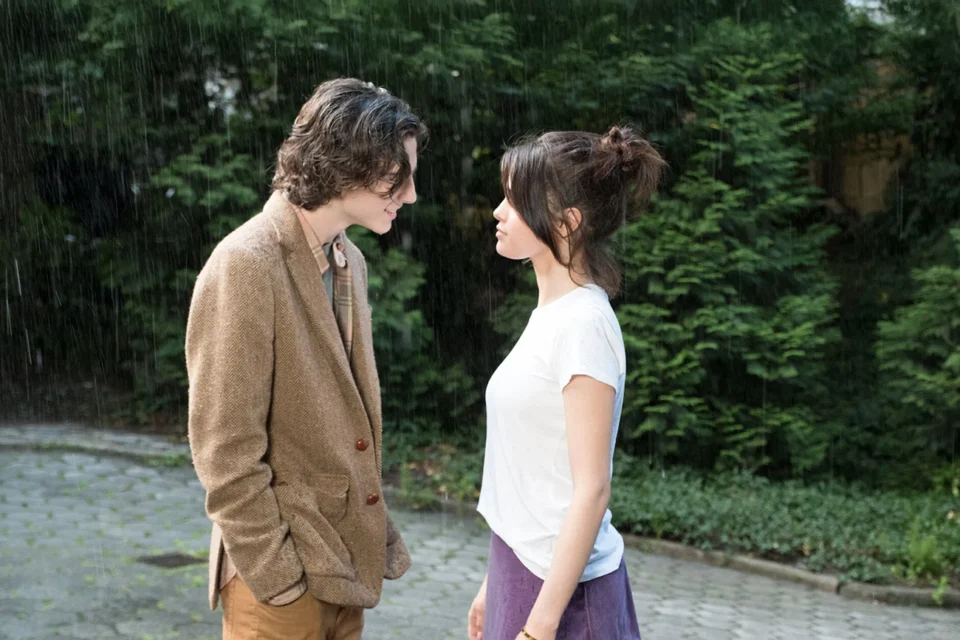 Na Netflix: o filme perfeito pra fechar o ano — charme, chuva e um romance que dá vontade de voltar no tempo