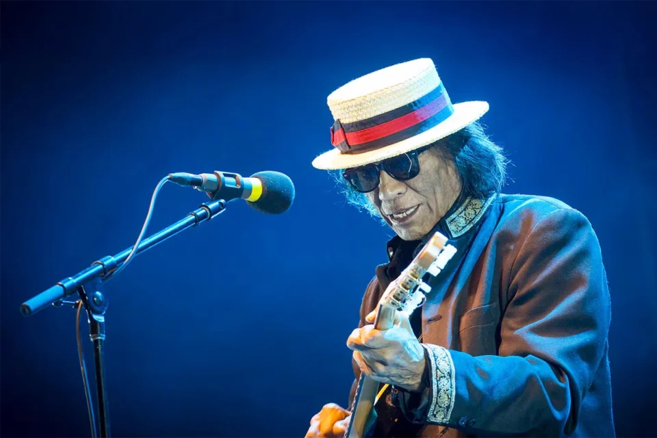 O cantor que virou pedreiro e só descobriu aos 56 anos que era mito em outro país