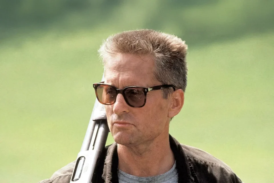 O thriller com Michael Douglas que retrata a fúria de um homem comum e ainda impressiona décadas depois