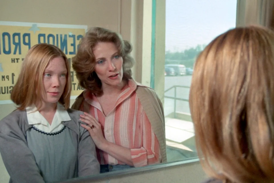 Primeira adaptação de Stephen King para os cinemas lucrou 18 vezes o orçamento e acaba de voltar à Netflix para provar por que virou um clássico do terror