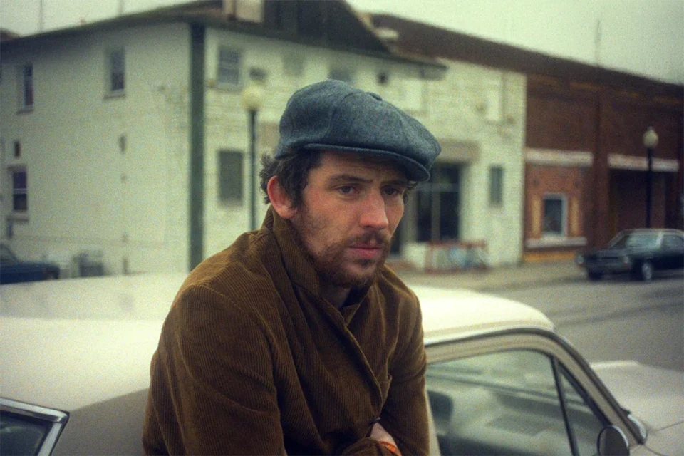 Queridinho do cinema atual, Josh O’Connor vive um fracassado sem redenção no novo filme da Mubi