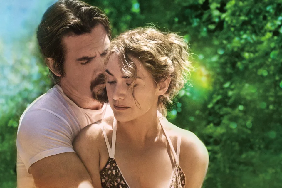 Romance com Kate Winslet na Netflix tranca uma mãe solitária e um fugitivo na mesma casa e mostra como o amor pode ser implacável