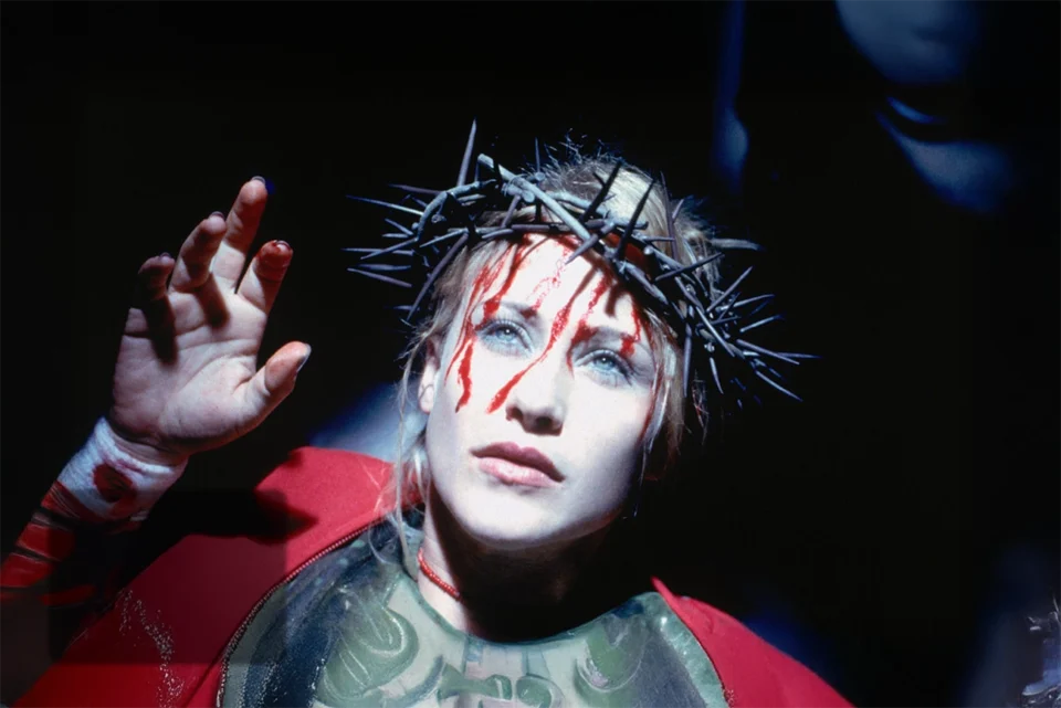 Terror com Patricia Arquette e Gabriel Byrne chega à Netflix e lança luz sobre um dos filmes mais polêmicos dos anos 90