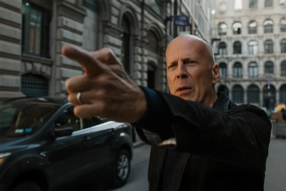 Um dos últimos respiros de sanidade de Bruce Willis: thriller recém-chegado à Netflix estreia direto no Top 10