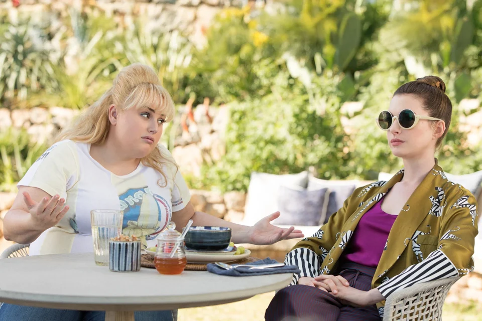 Uma comédia para rir, relaxar e esquecer os boletos: Anne Hathaway protagoniza o filme perfeito para o fim de semana