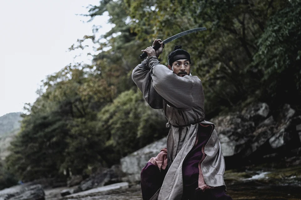 A obra-prima sul-coreana na Netflix que funciona como uma aula de história