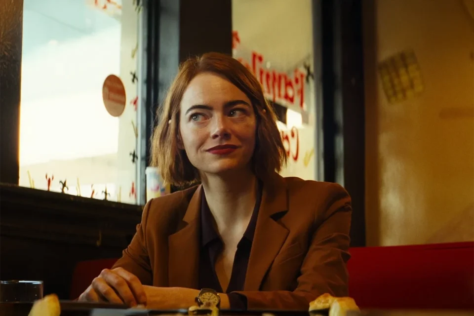 Com Emma Stone e Jesse Plemons, o retorno do diretor que fez do bizarro sua marca chega ainda mais incômodo na Disney+