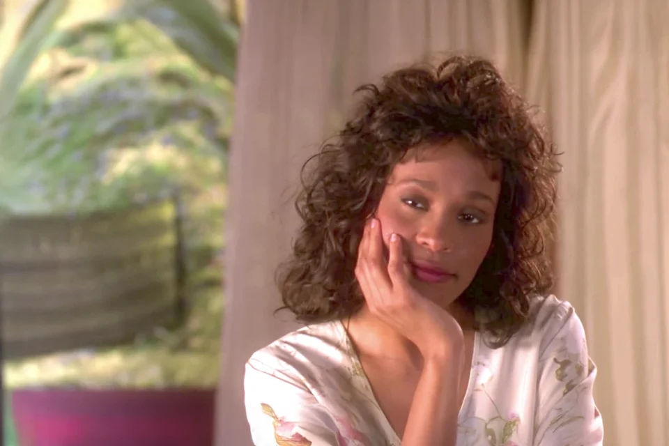 Drama romântico dos anos 90 com Angela Bassett e Whitney Houston, na Netflix, observa a vida adulta quando o amor deixa de ser simples