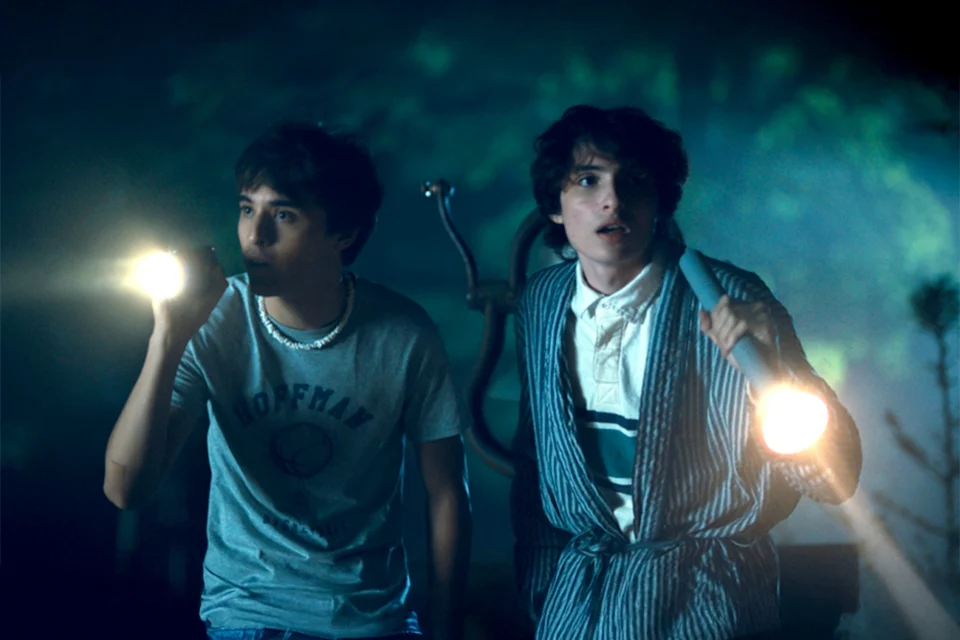 Finn Wolfhard estreia na direção com slasher juvenil que tenta rir dos próprios clichês, no Prime Video