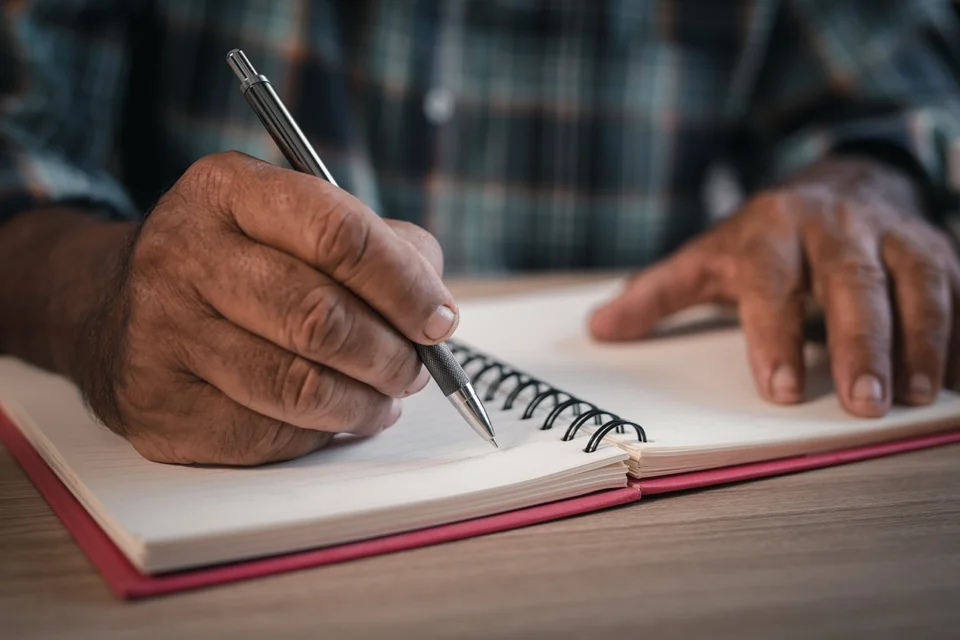 O cartão chega atrasado, posto que correio não é aplicativo