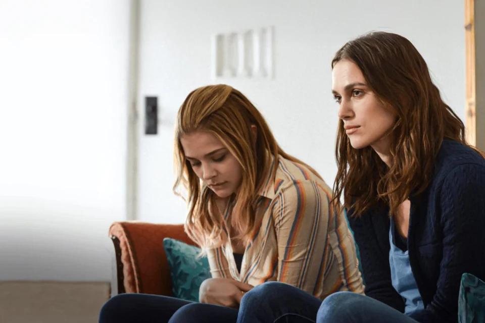 O tipo de comédia romântica que dá vontade de recomendar no meio do filme — chegou ao Prime Video