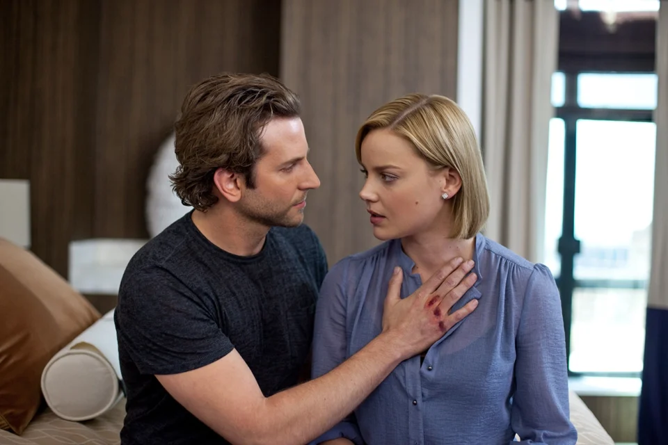 Suspense com Bradley Cooper e Robert De Niro, que não dá respiro, está escondido na Netflix