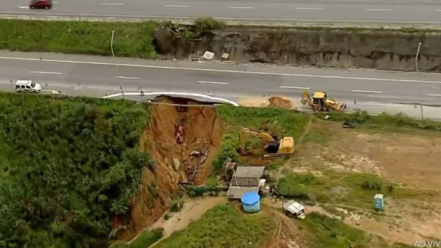 Cratera provoca interdição parcial em rodovia que liga BH ao aeroporto dos Confins nesta quinta-feira (05)