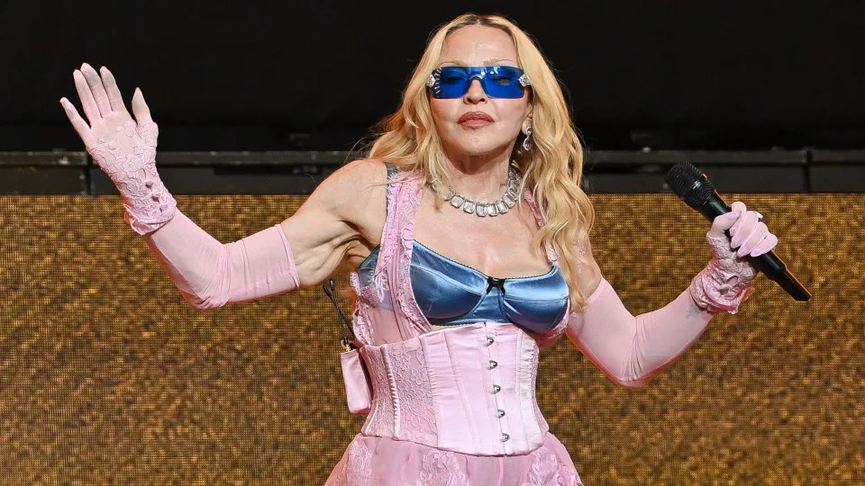 Madonna faz show surpresa na Times Square para lançar música e atrai multidão