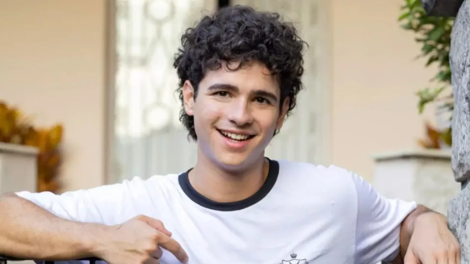 Ator que vive jovem gay em ‘Quem Ama Cuida’ celebra identificação do público