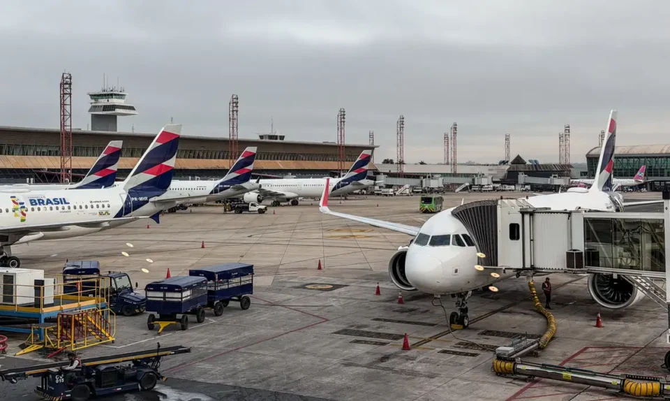 Anvisa atualiza regras de segurança sanitária para aeroportos e companhias aéreas