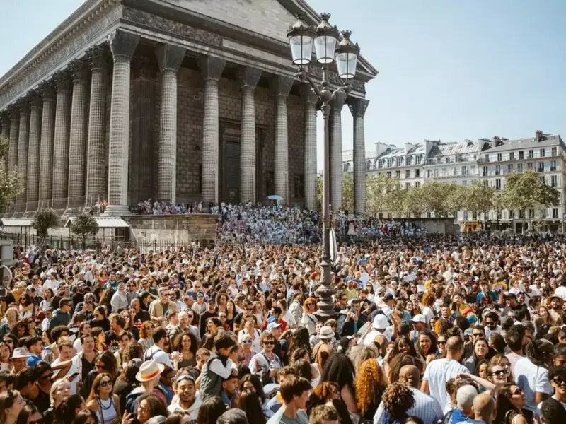 Lavagem de Madeleine exalta cultura afro-brasileira em Paris
