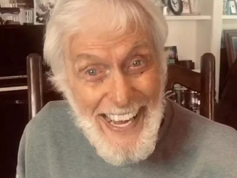 Dick Van Dyke, astro de “Mary Poppins”, exibe força e desafia a gravidade aos 100 anos