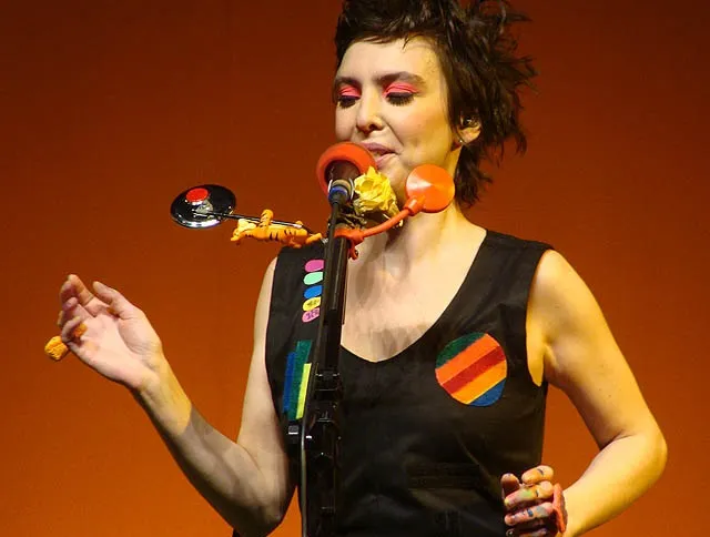 Adriana Calcanhoto cantando