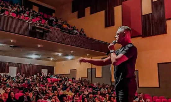 Aracaju recebe espetáculo com Renato Piaba no dia 16 de agosto