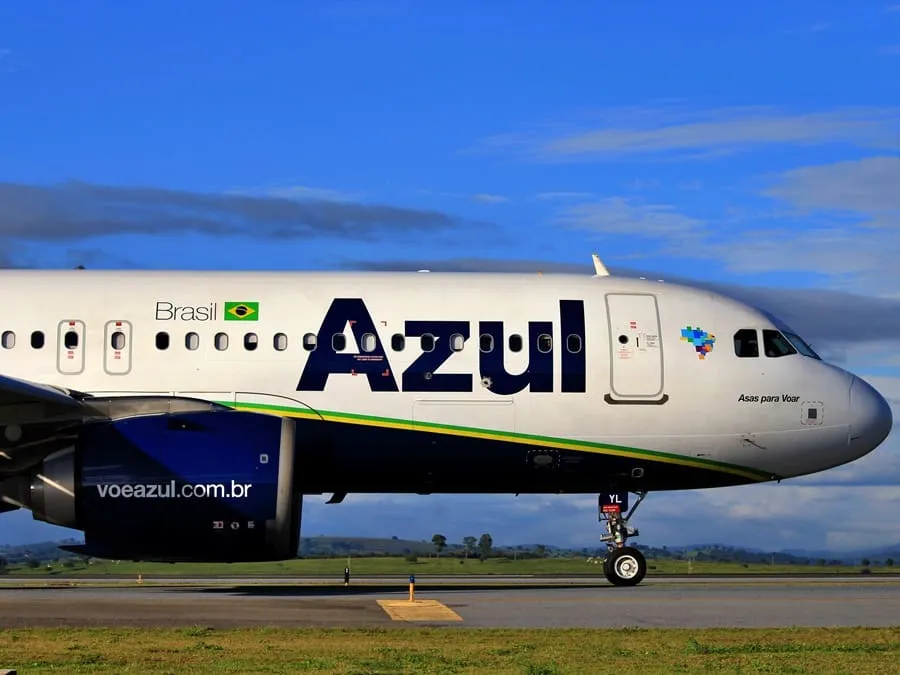 Azul corta voos e encerra rotas em reestruturação