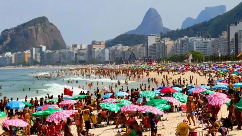 Participantes na mesa da reunião para assinatura do contrato