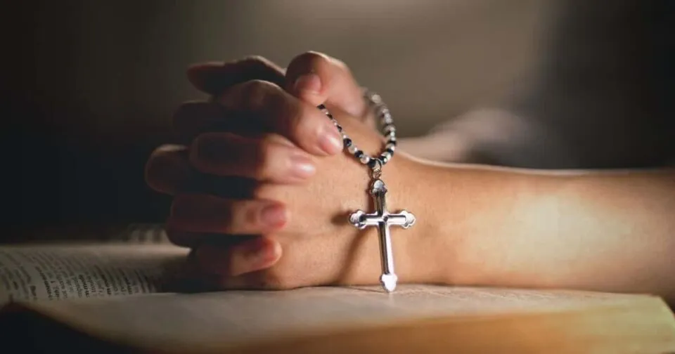 5 orações para afastar o mal e abrir caminhos