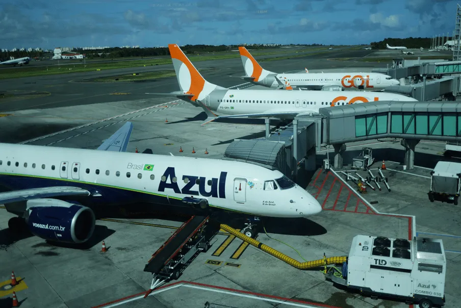 Ações da Azul e Gol disparam na Bolsa após fim de negociações sobre fusão