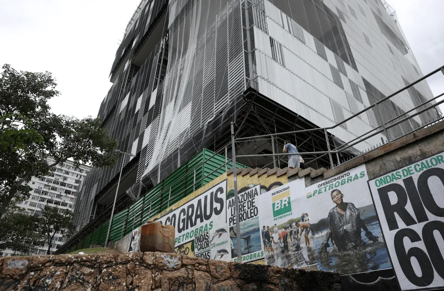 Ações da Petrobras caem forte pela 5ª sessão seguida, em meio a recuo do petróleo