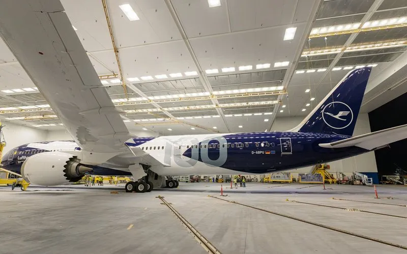Boeing 787-9 da Lufthansa recebe pintura especial pelos 100 anos da companhia