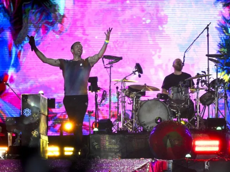 Chris Martin pede que fãs enviem amor para a família de Charlie Kirk durante show