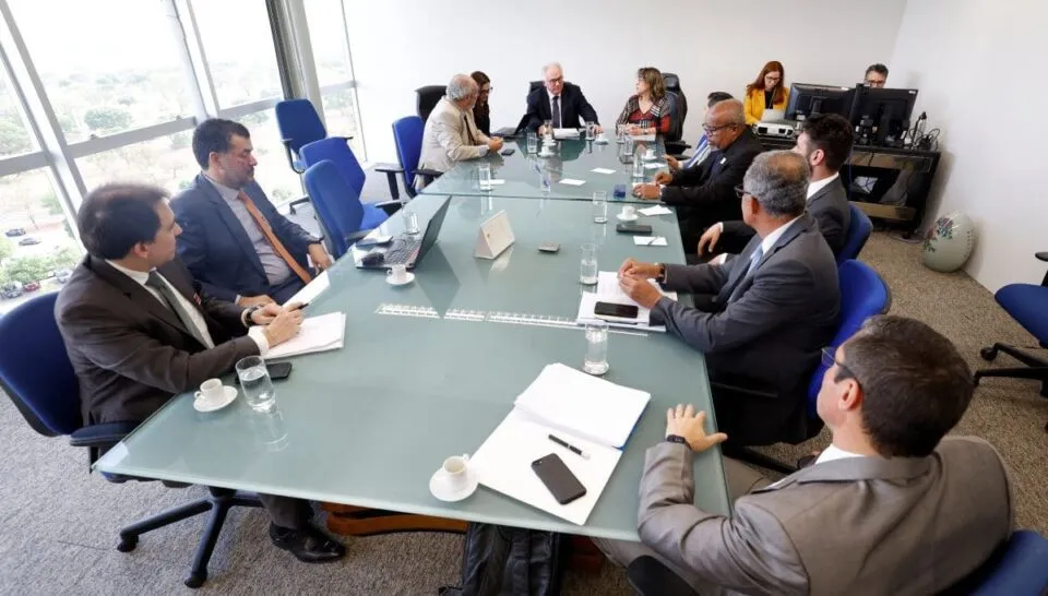 Controladores de voo suspendem greve após mediação do TST