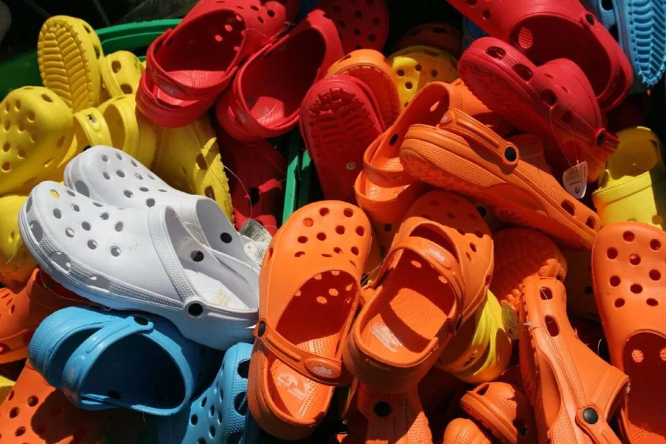 Crocs: como a indústria da moda ficou obcecada por um calçado feio de borracha que desprezava
