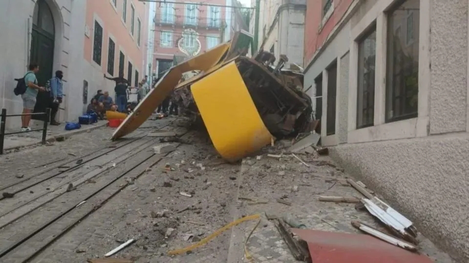 Elevador da Glória despenca em Lisboa: três mortos e feridos