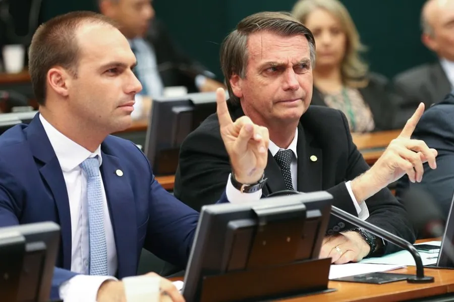 Em conversa com Tarcísio, Bolsonaro descarta filho Eduardo como presidenciável