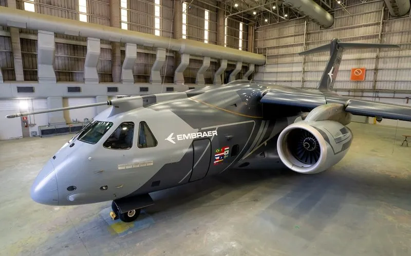 Embraer muda pintura do KC-390 e mira no exterior