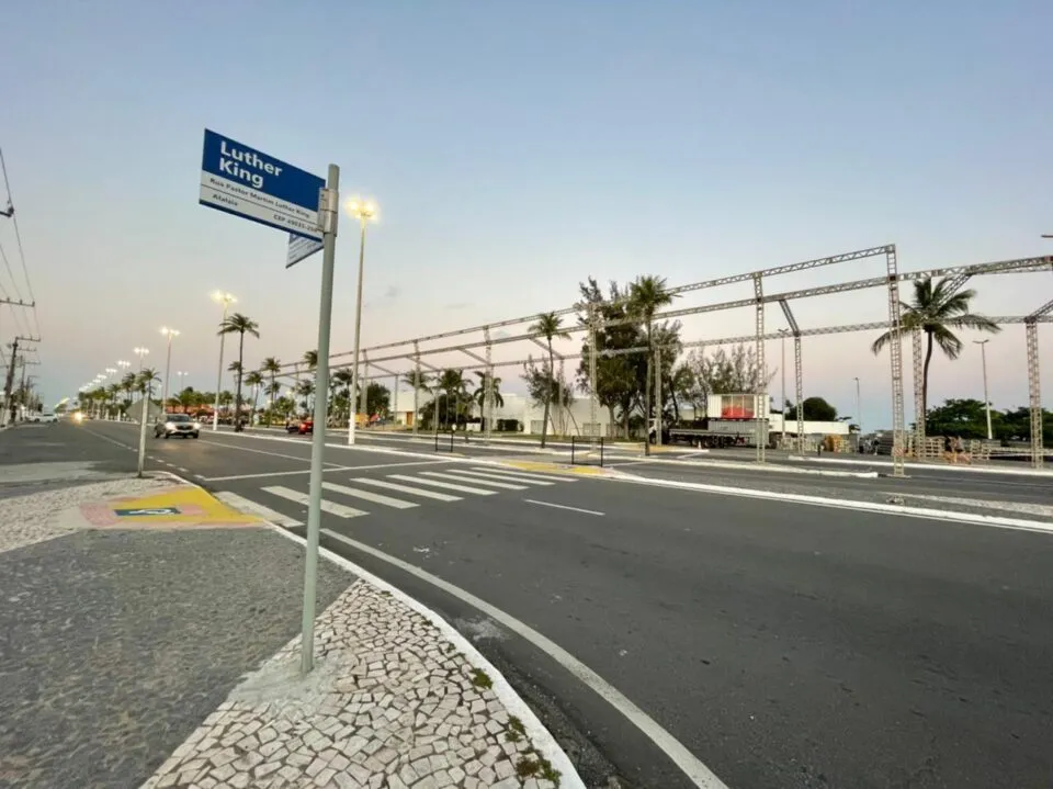 Estrutura do Pré-Caju 2025 começa a ser montada na Orla de Atalaia