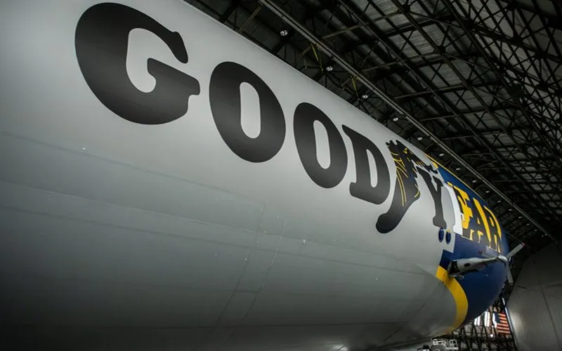Goodyear celebra 100 anos do blimp com novo design retrô
