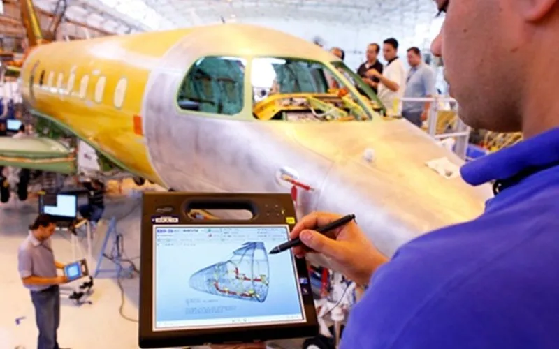 Greve dos metalúrgicos paralisa produção da Embraer