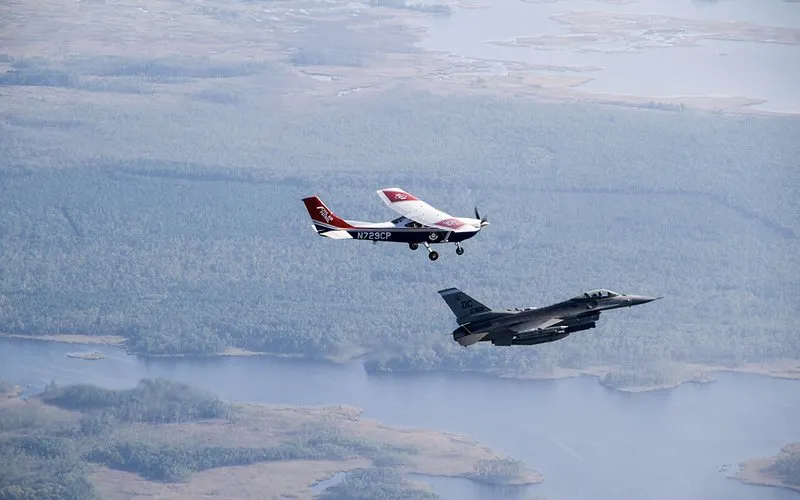 Interceptações de caças contra aviões civis crescem nos EUA em 2025