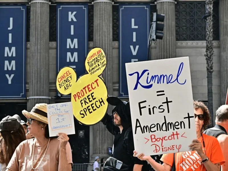 Jimmy Kimmel volta ao ar nos EUA, mas enfrenta boicote parcial