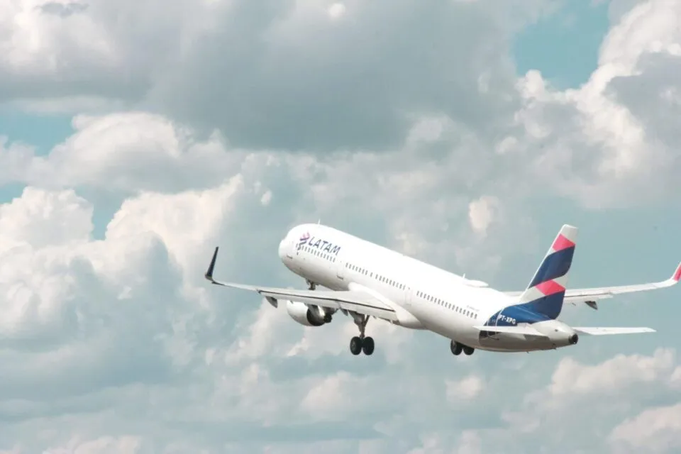 Justiça mantém decisão e nega indenização a passageiro por cancelamento de voo da Latam