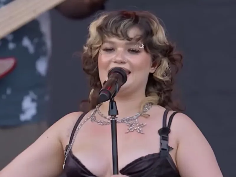 Lola Young: quem é a nova estrela viral do pop que desmaiou no palco no último sábado (27)