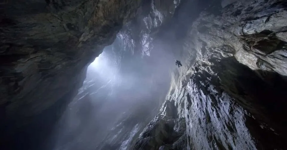 O que há na caverna mais profunda do mundo?