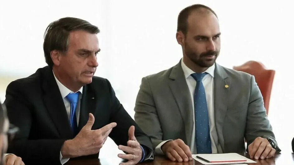 PGR deve denunciar Jair e Eduardo Bolsonaro ao STF por coação, diz jornal
