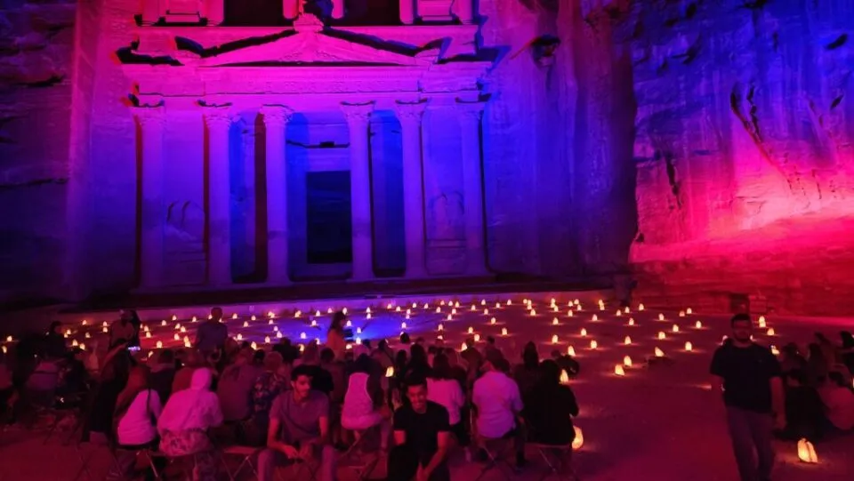 Petra By Night: experiência cultural noturna entre cânions com iluminação de velas e projeção de vídeos – M&E