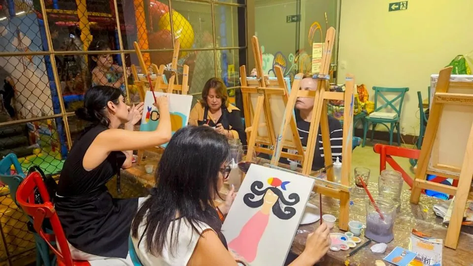 Poder criativo: Happy Art realiza 3ª oficina de pintura da série inspirada na Ilha do Ferro